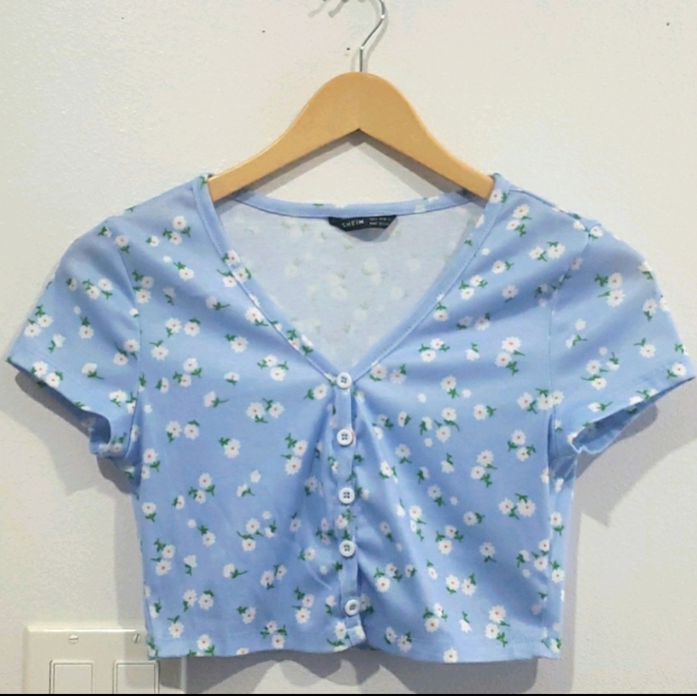 Button flower crop top